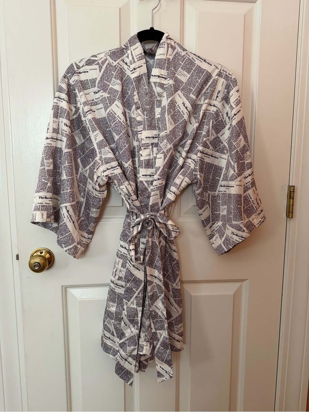 RECLINER NYC Newsprint Short Robe Satin Poly Sleepwear White NWT Size S